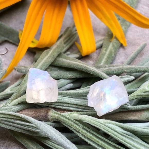 🆕 New Raw Rainbow Moonstone Crystal Stud Gemstone Earrings - Picture 4 of 8